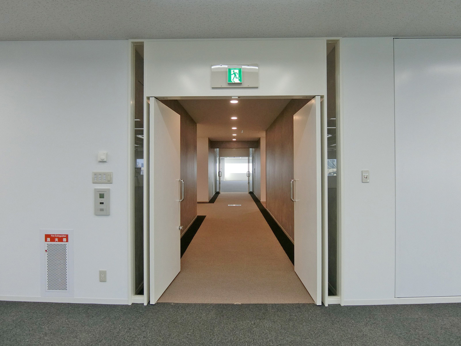 フロア出入り口