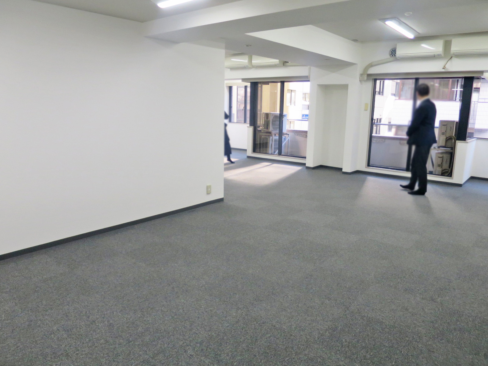 貸室奥側から見た室内