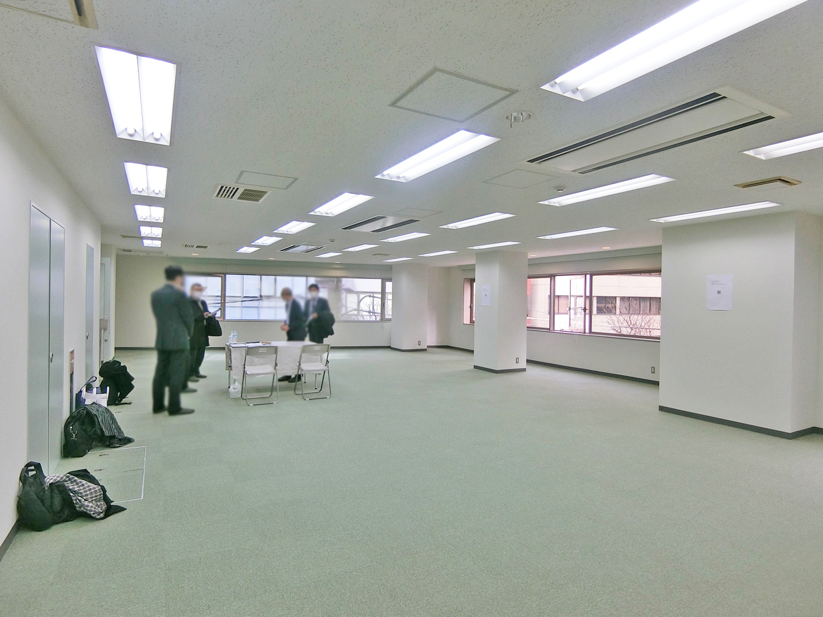 奥側から見た室内