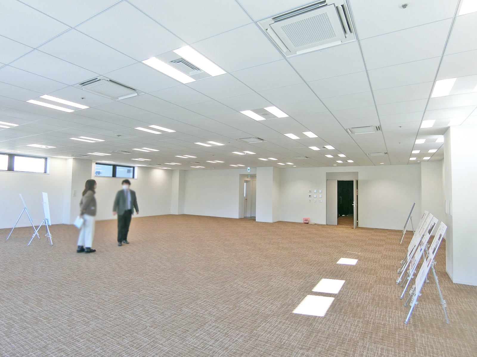 貸室奥側から見た室内