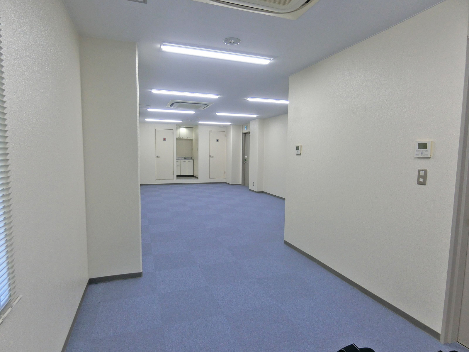貸室奥側から見た室内