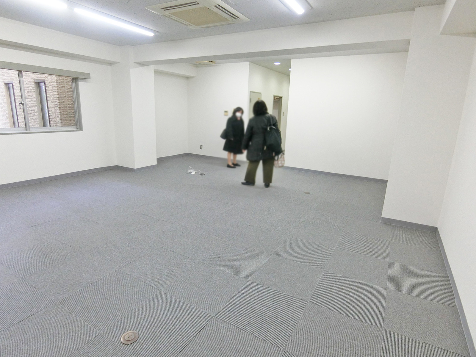 貸室奥側から見た室内
