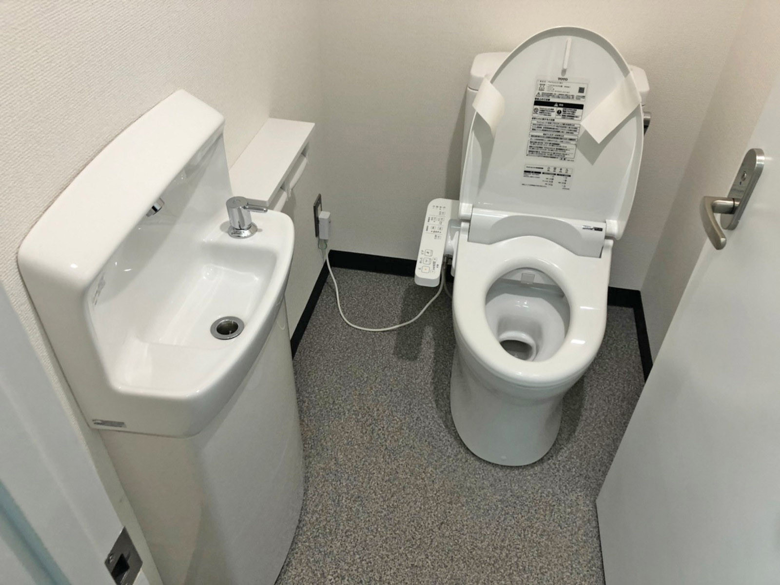 個室トイレと洗面台