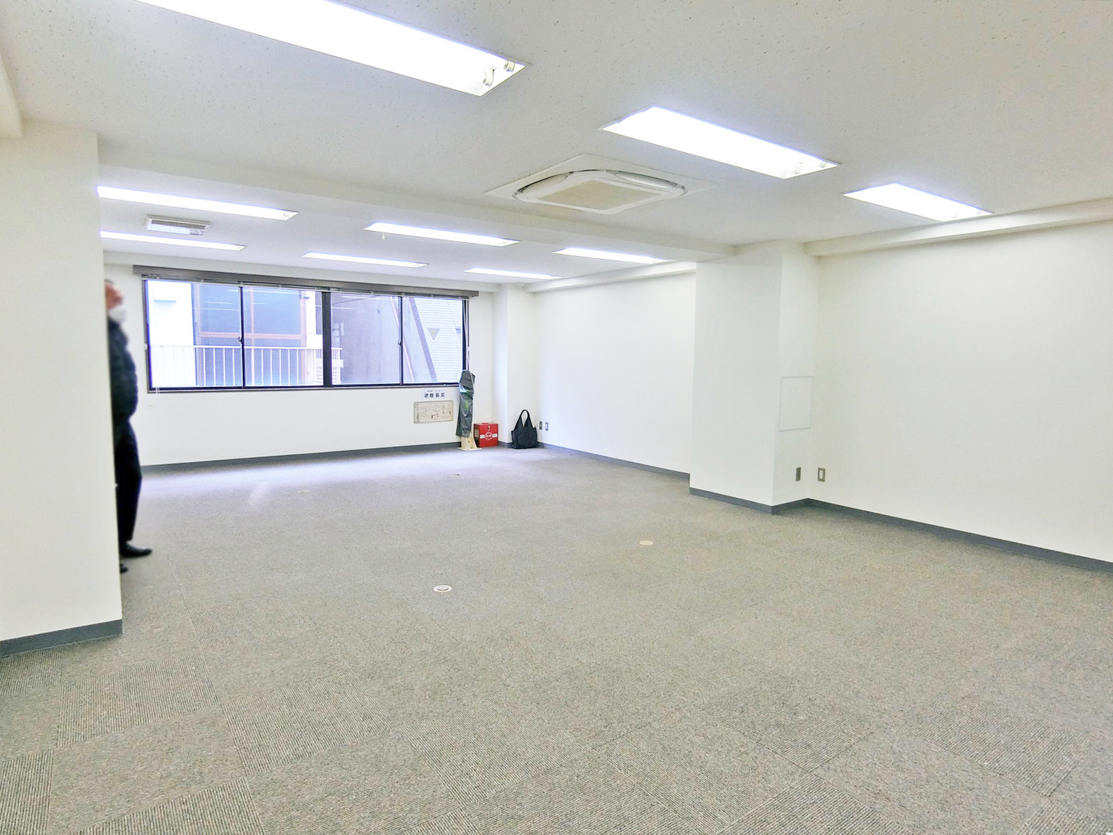 貸室奥側から見た室内