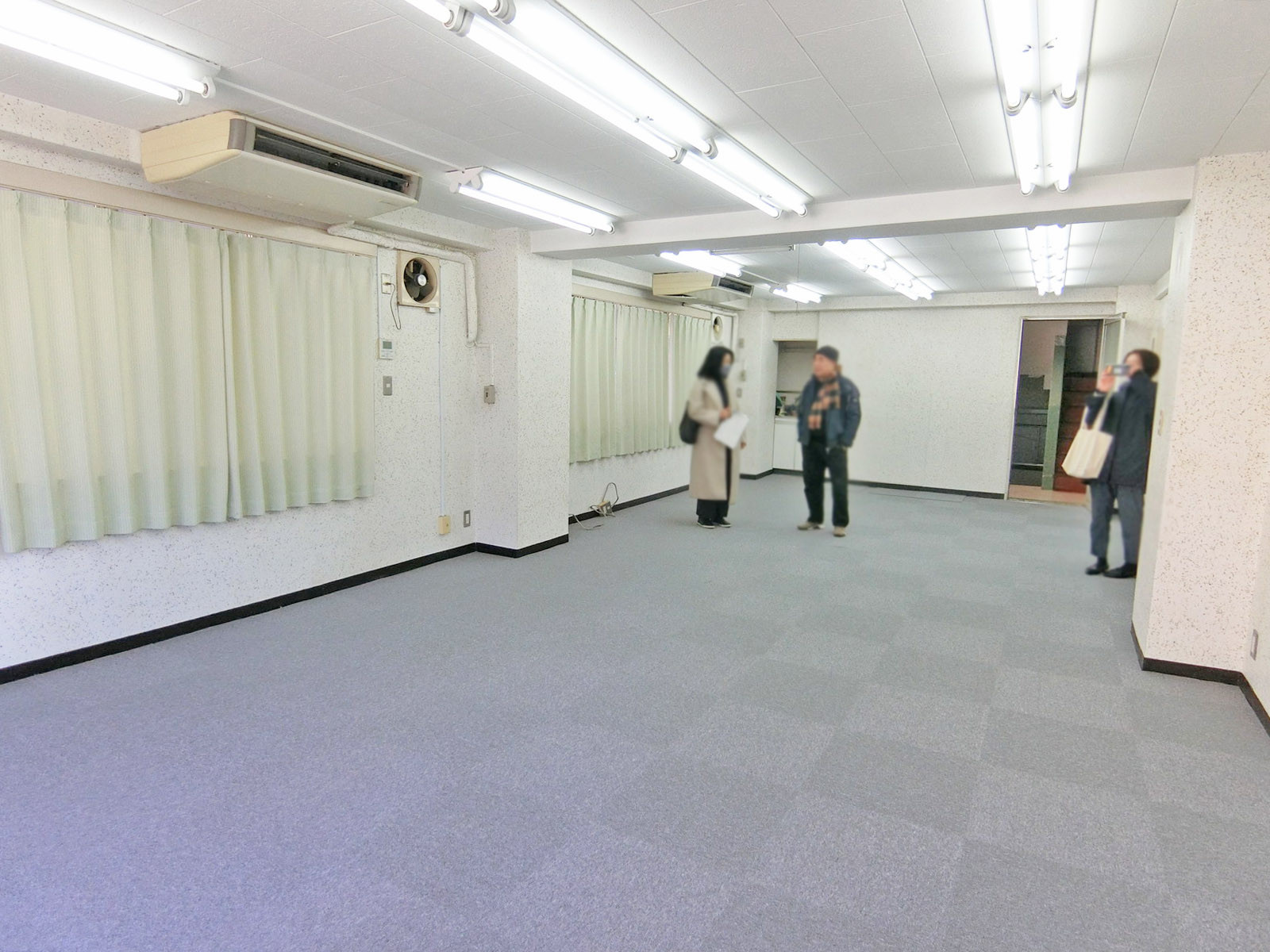 貸室奥側から見た室内