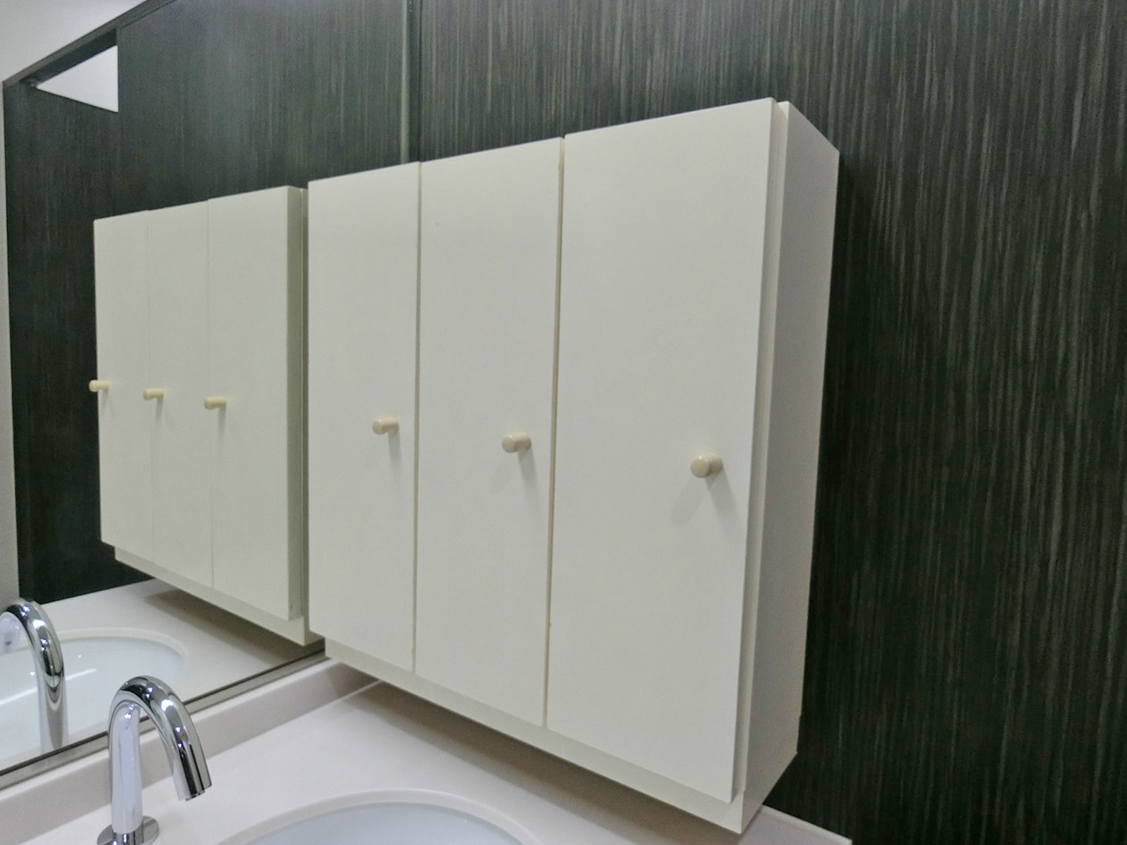 女性用トイレの小物入れ