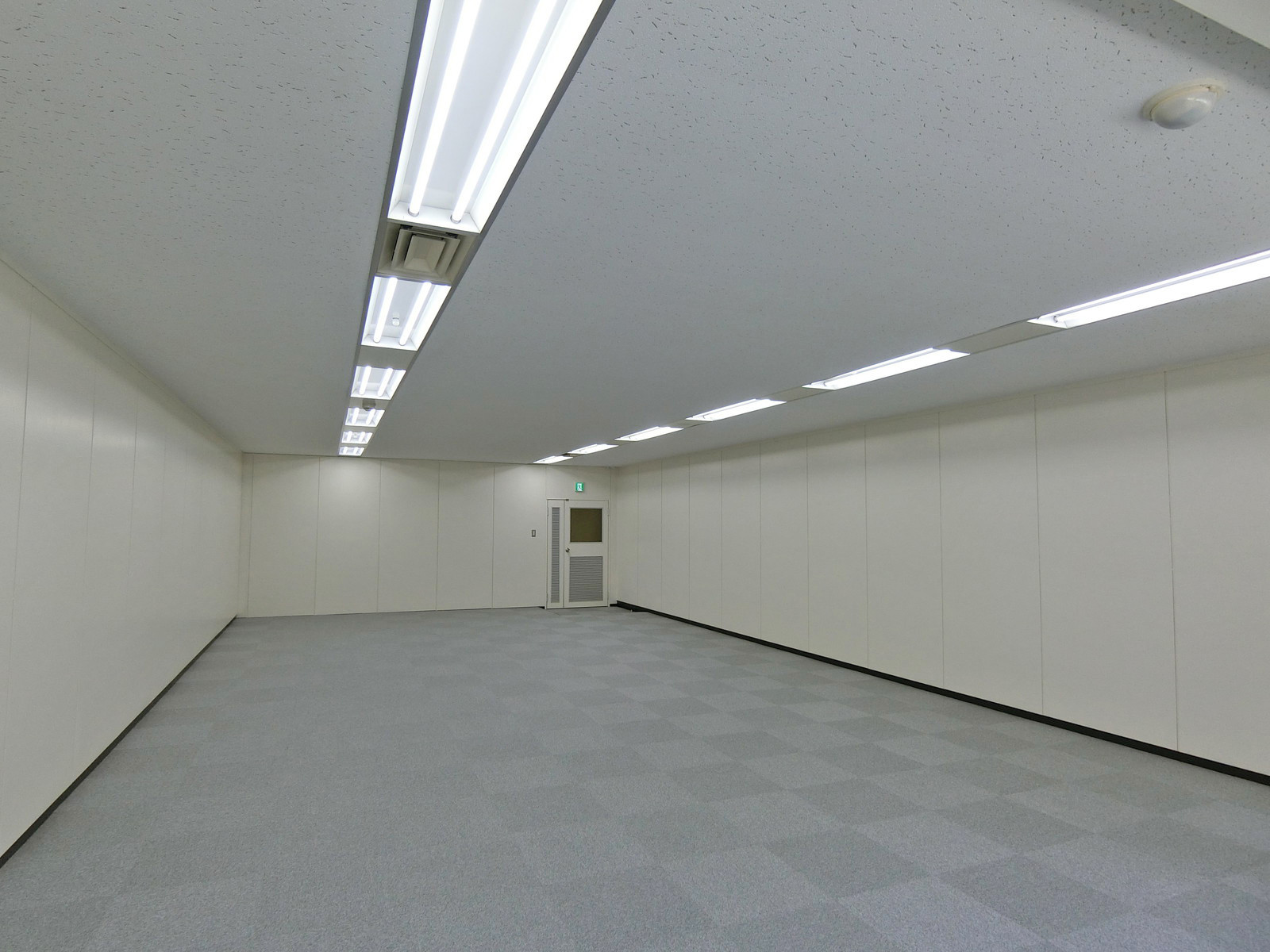 貸室奥側から見た室内