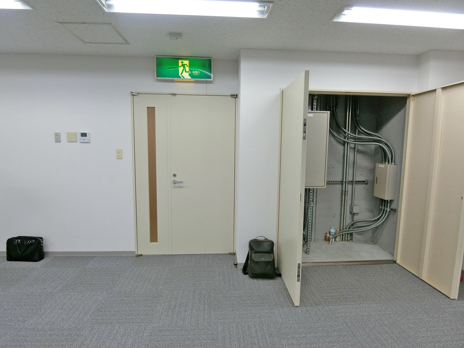 フロア出入り口