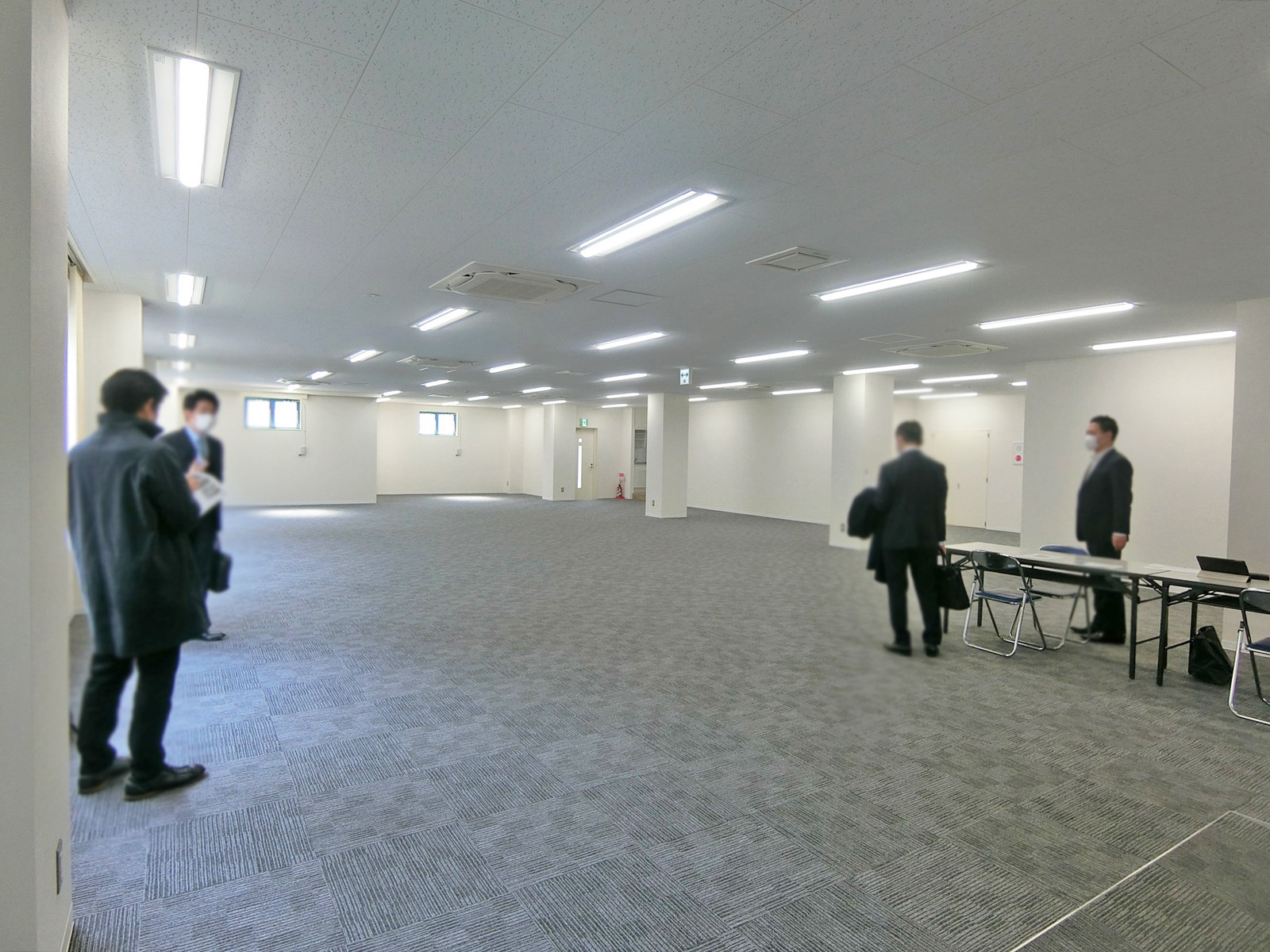 貸室奥側から見た室内