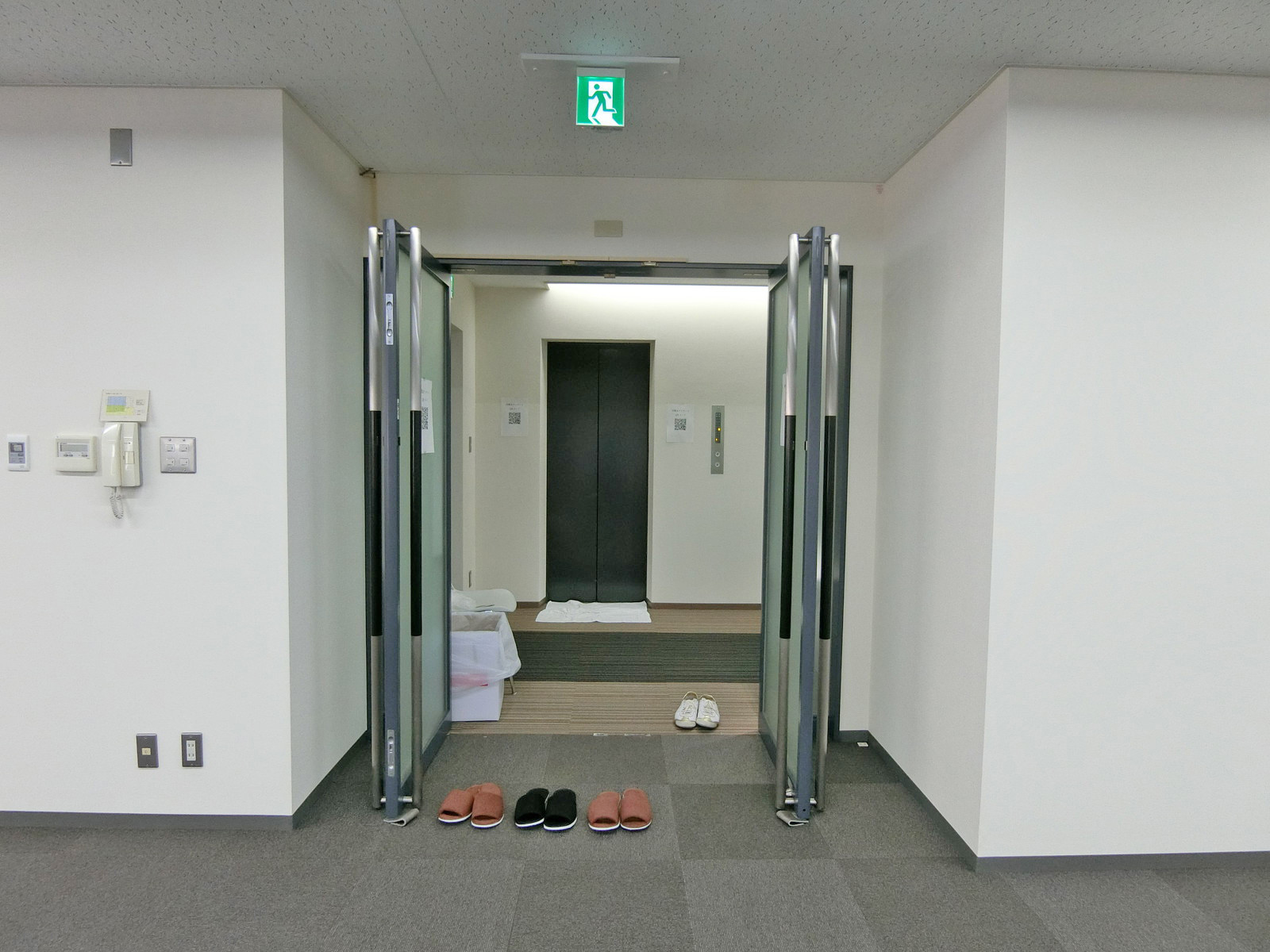 フロア出入り口