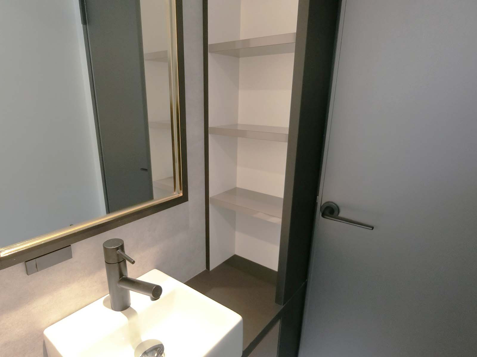 女性用トイレ内の小物入れ
