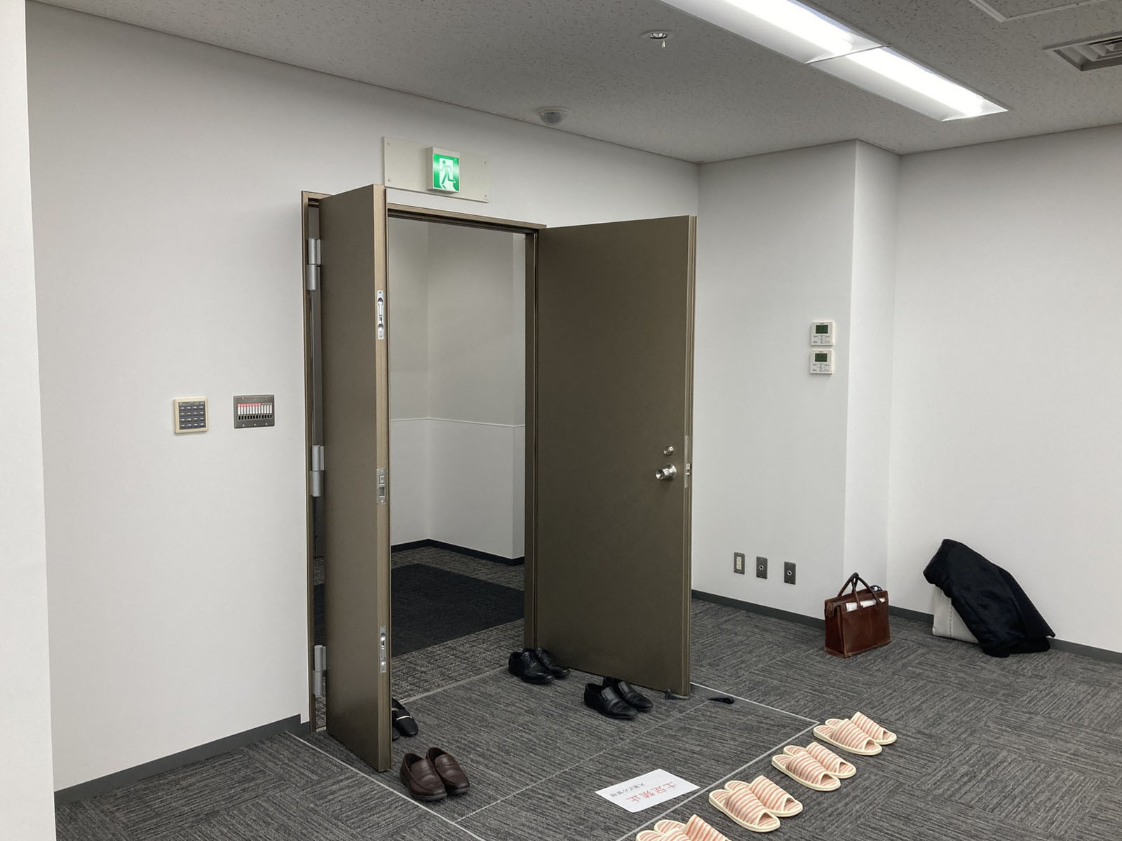 フロア出入り口