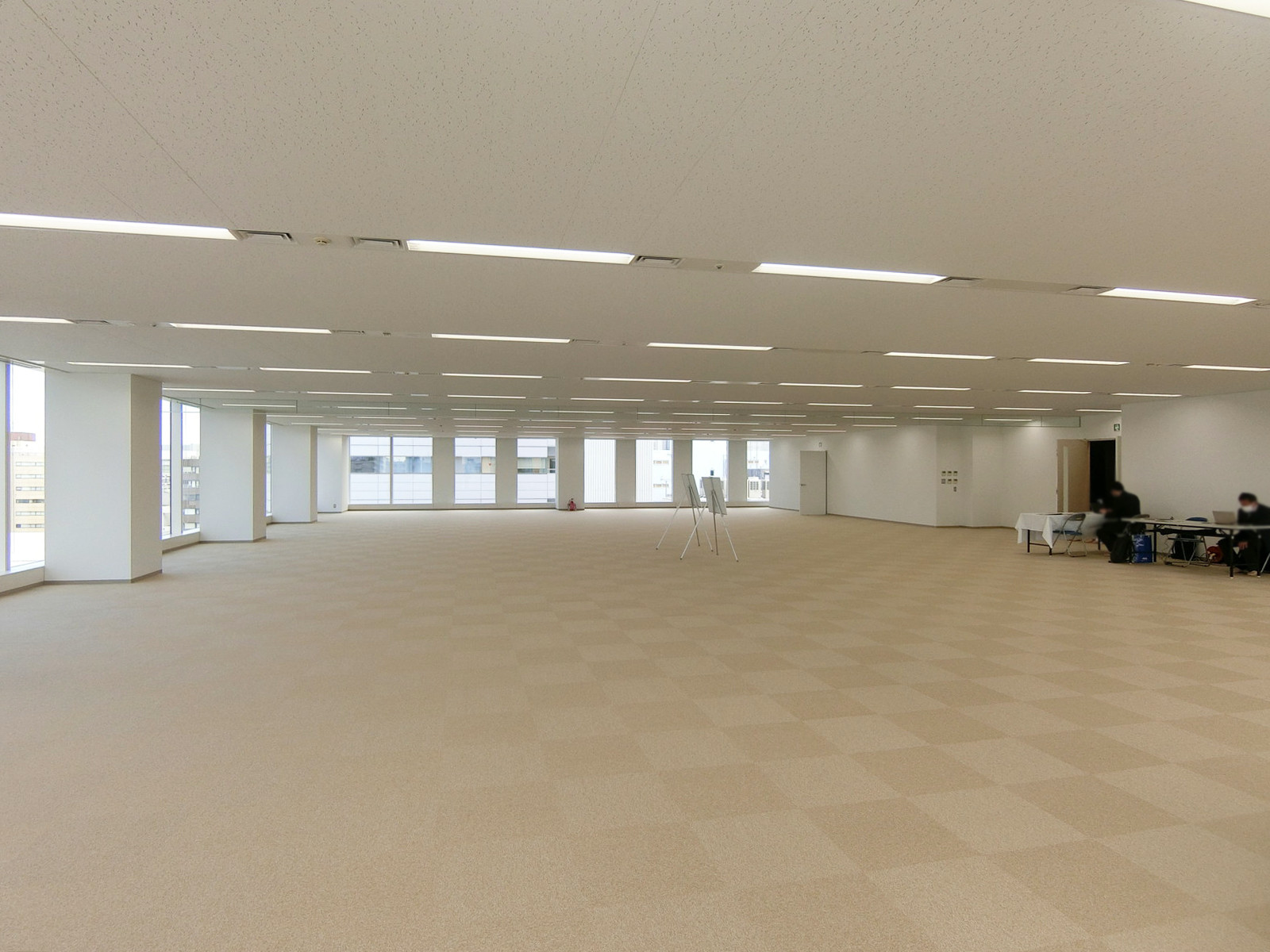 貸室奥側から見た室内