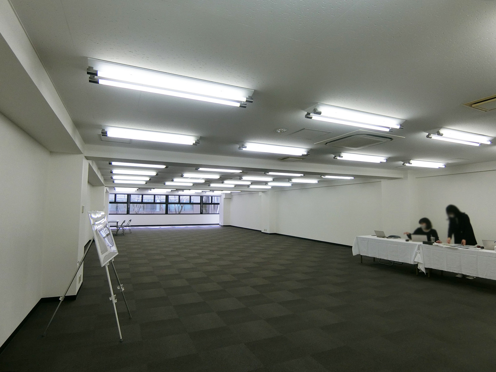 貸室奥側から見た室内