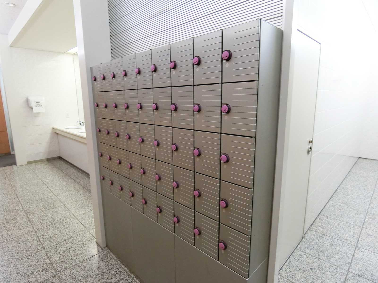 女性用トイレ内の小物入れ