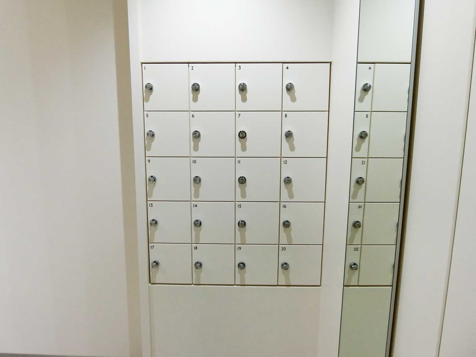 女性用トイレ内の小物入れ