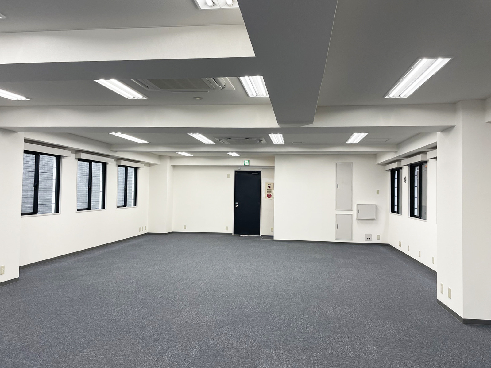 貸室奥側から見た室内