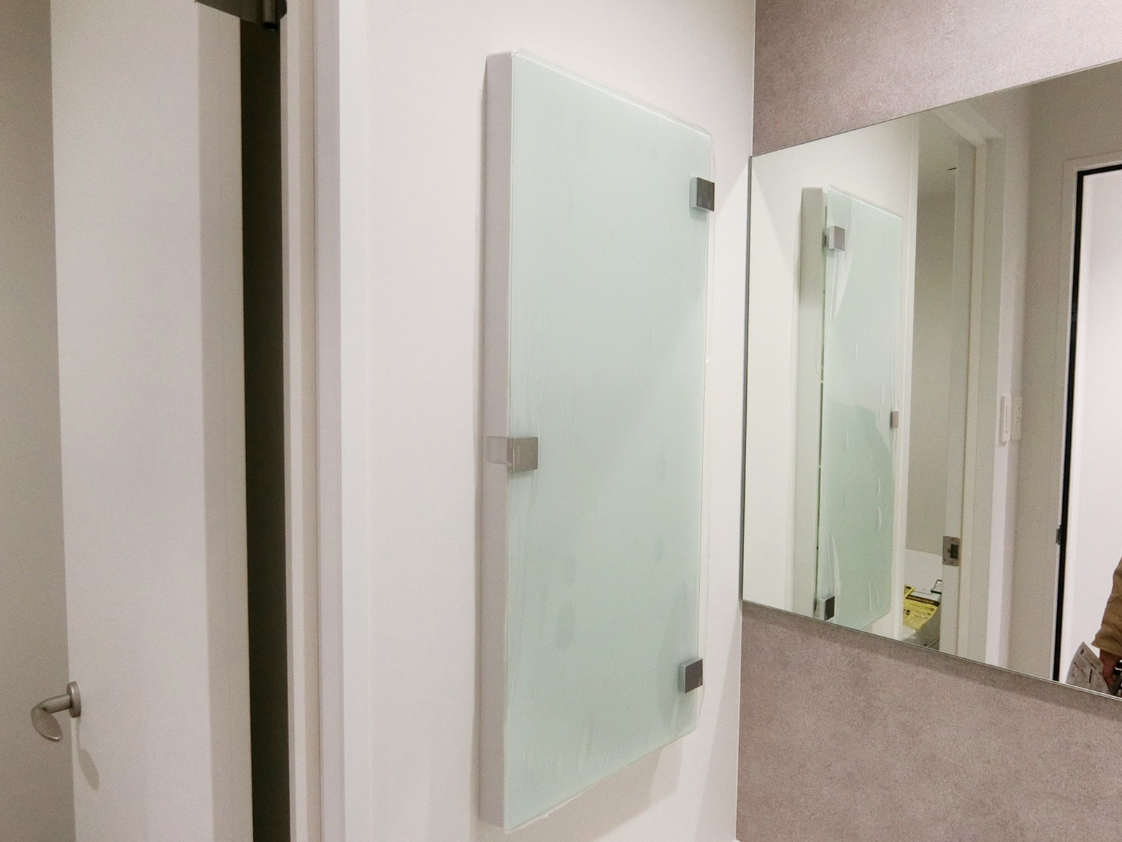 女性用トイレ内の小物入れ