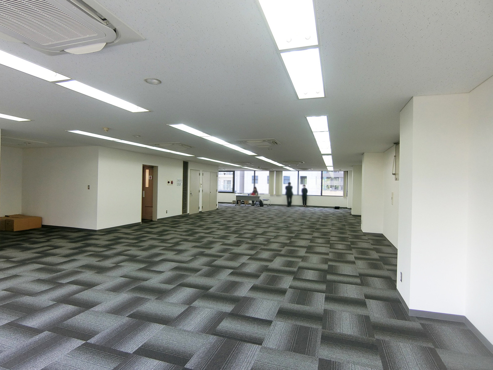 貸室奥側から見た室内