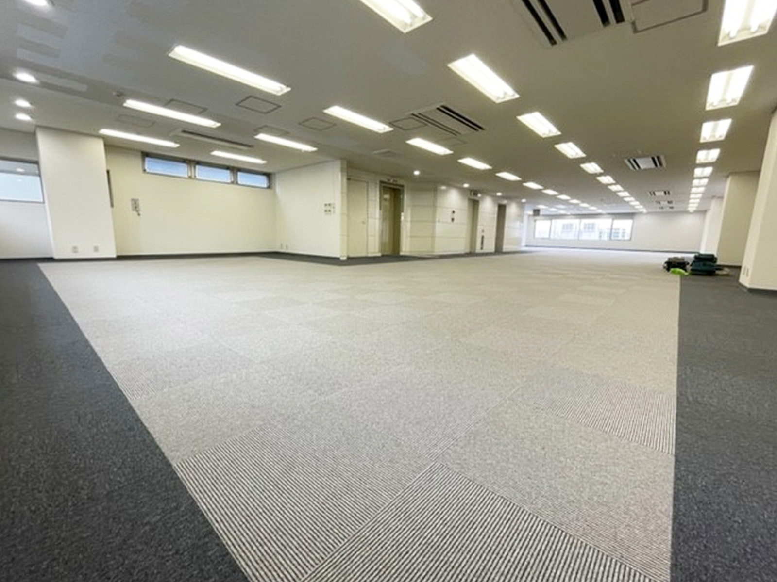 貸室奥側から見た室内