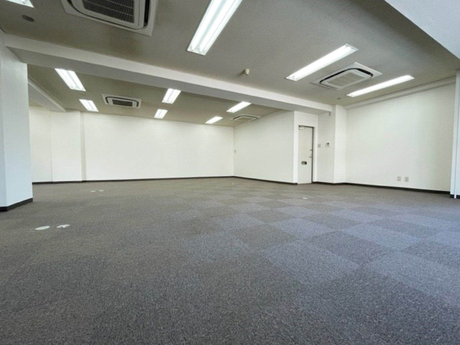 貸室奥側から見た室内