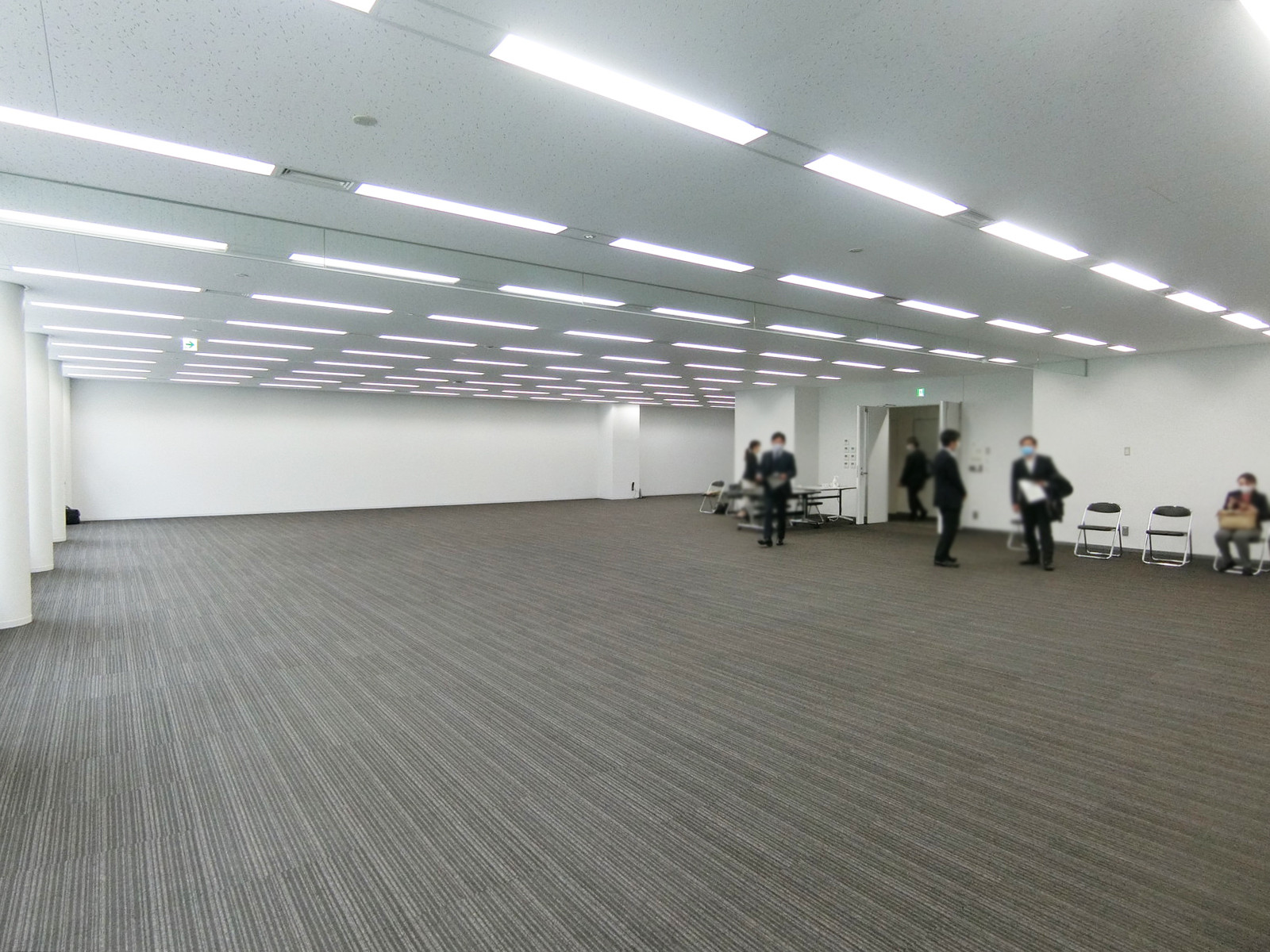 貸室奥側から見た室内