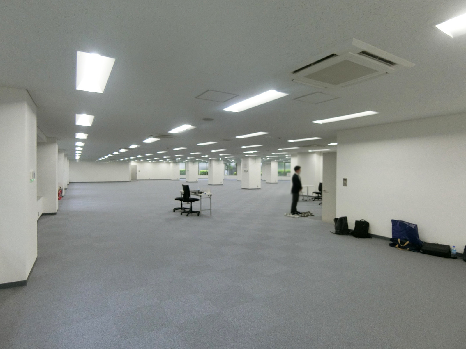 貸室奥側から見た室内