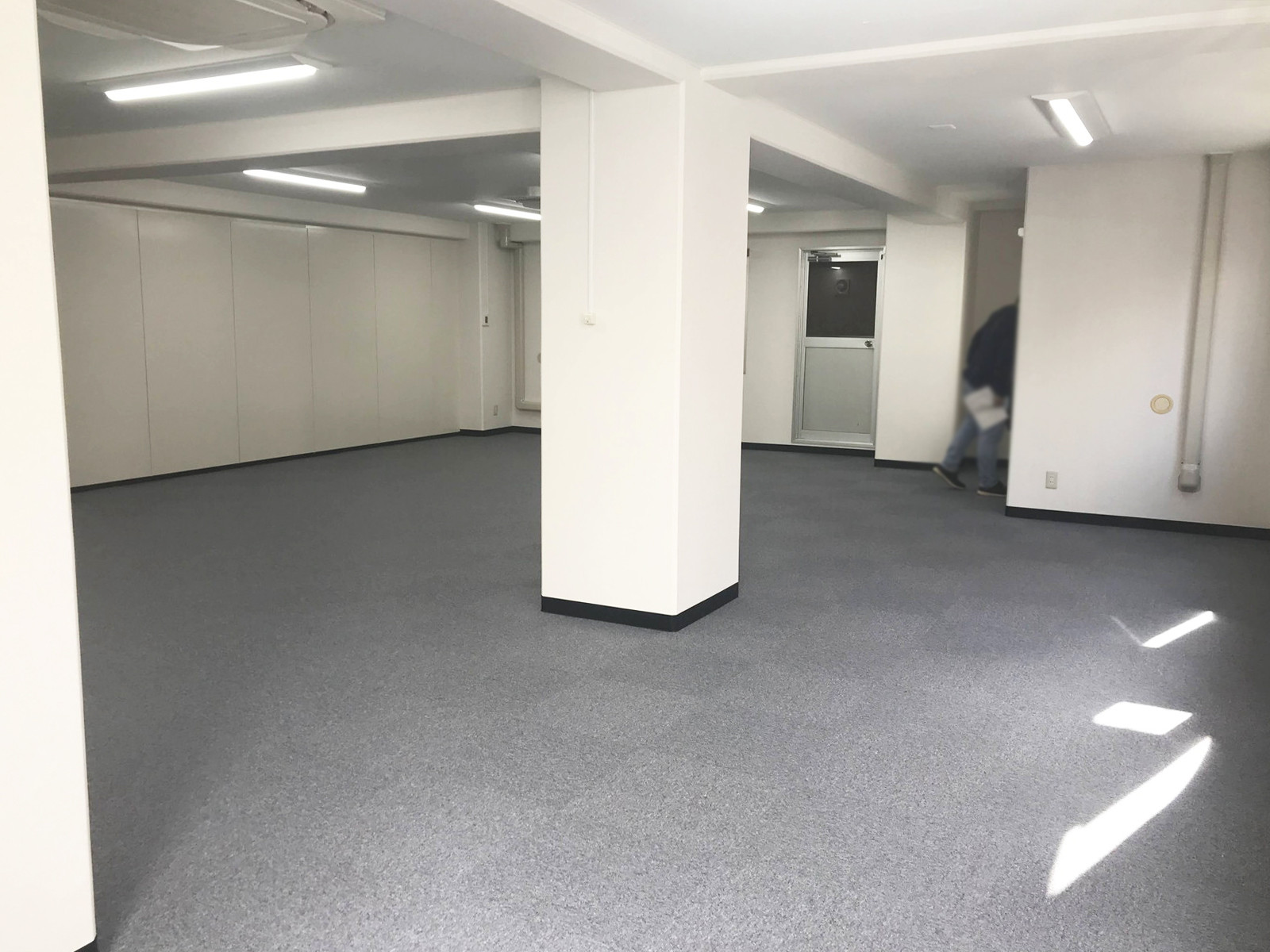 貸室奥側から見た室内