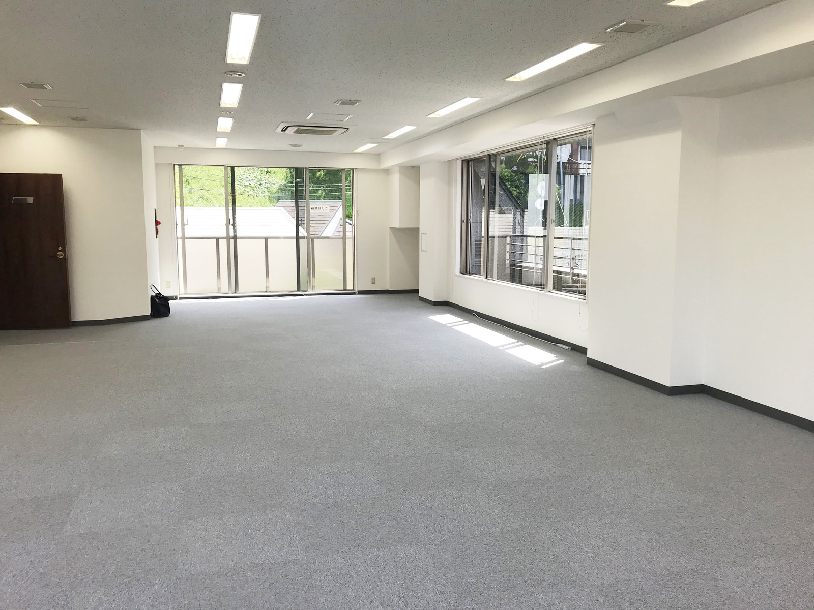 貸室奥側から見た室内