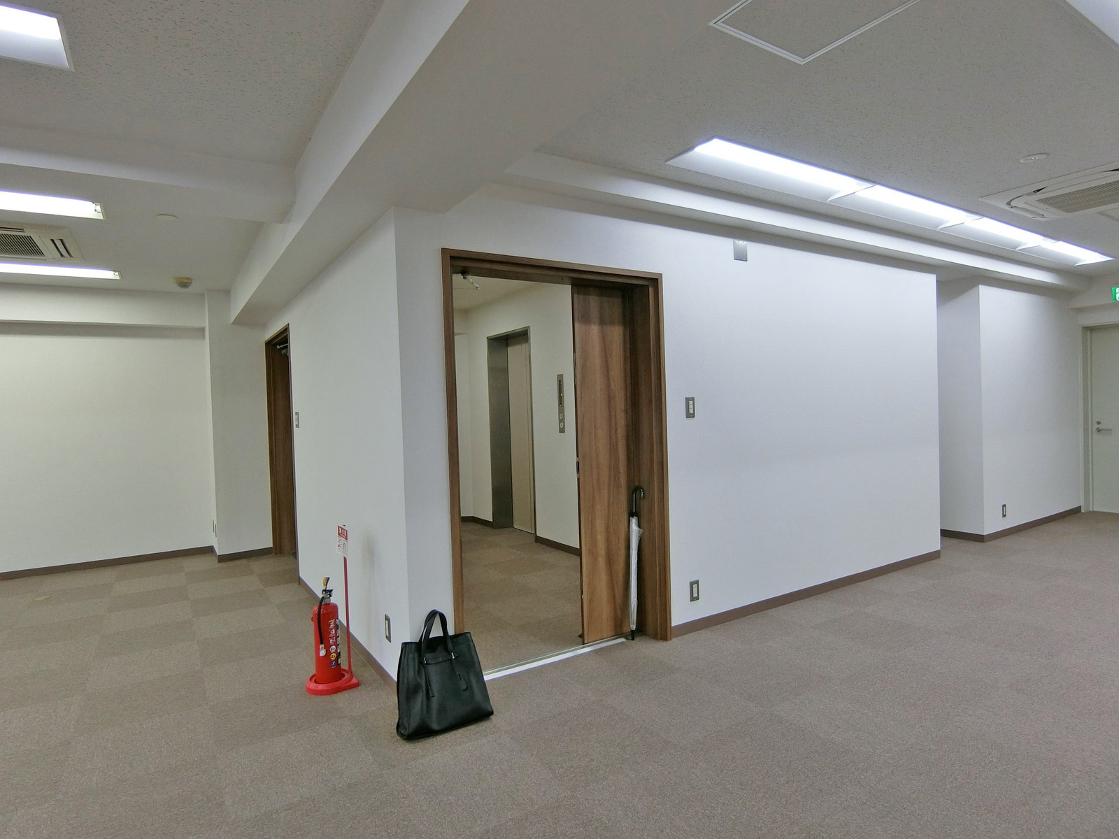 フロア出入り口