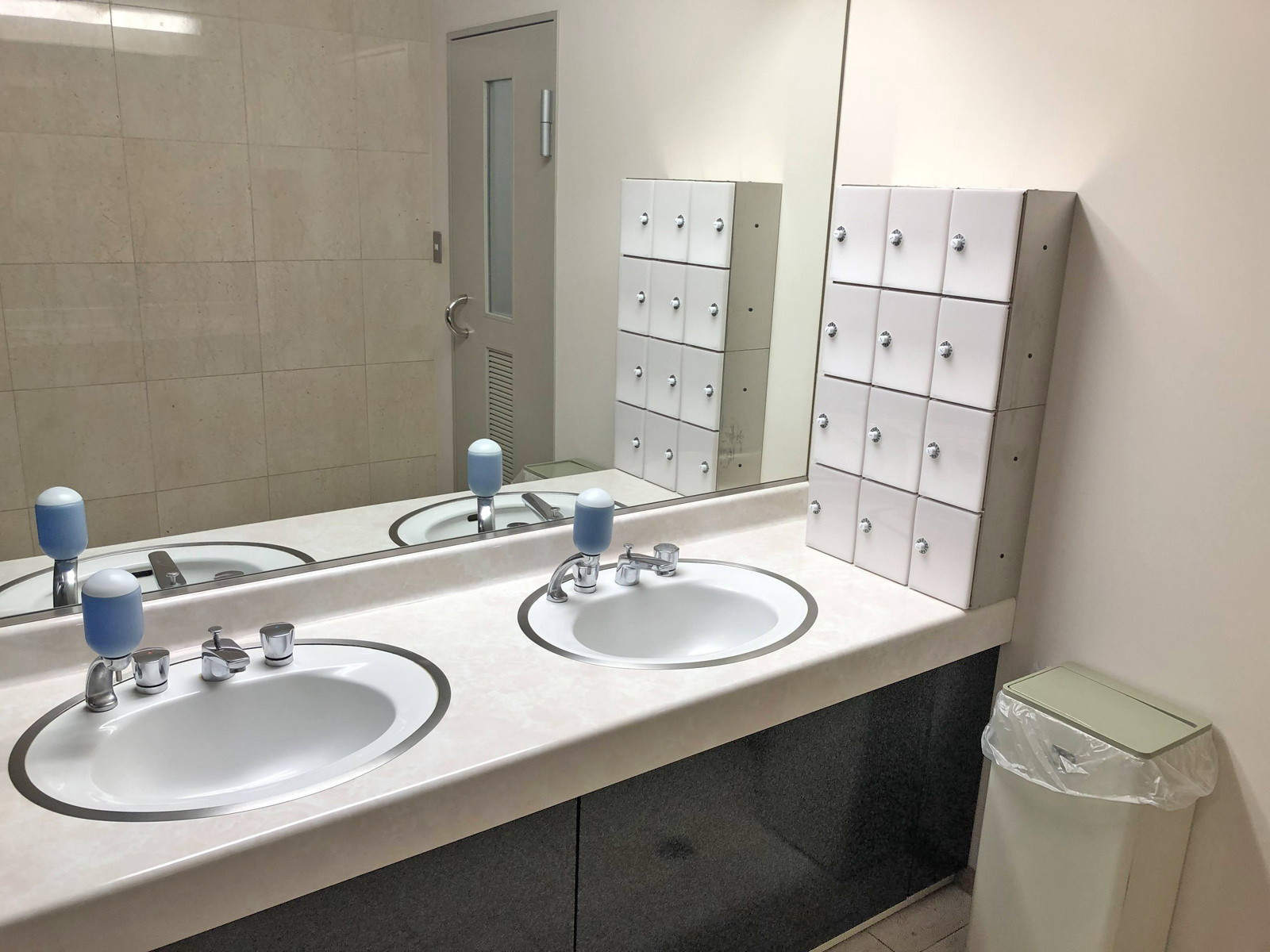 女性用トイレ専用小物入れ