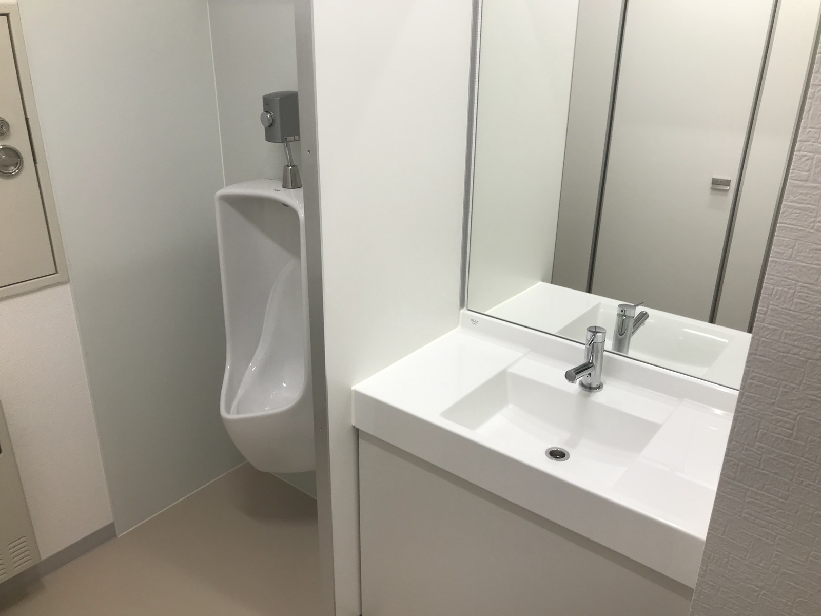男性用トイレと洗面台