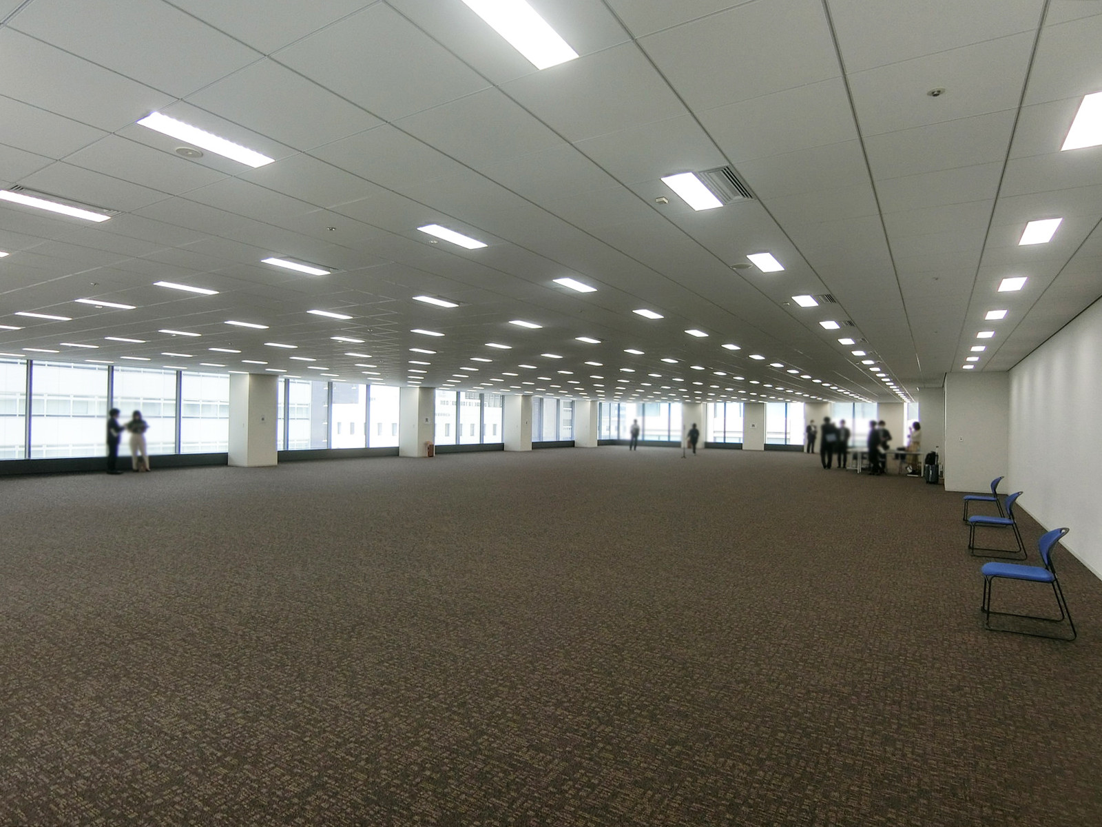 貸室奥側から見た室内