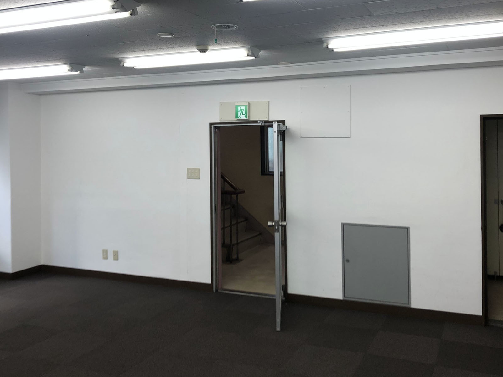 貸室出入り口