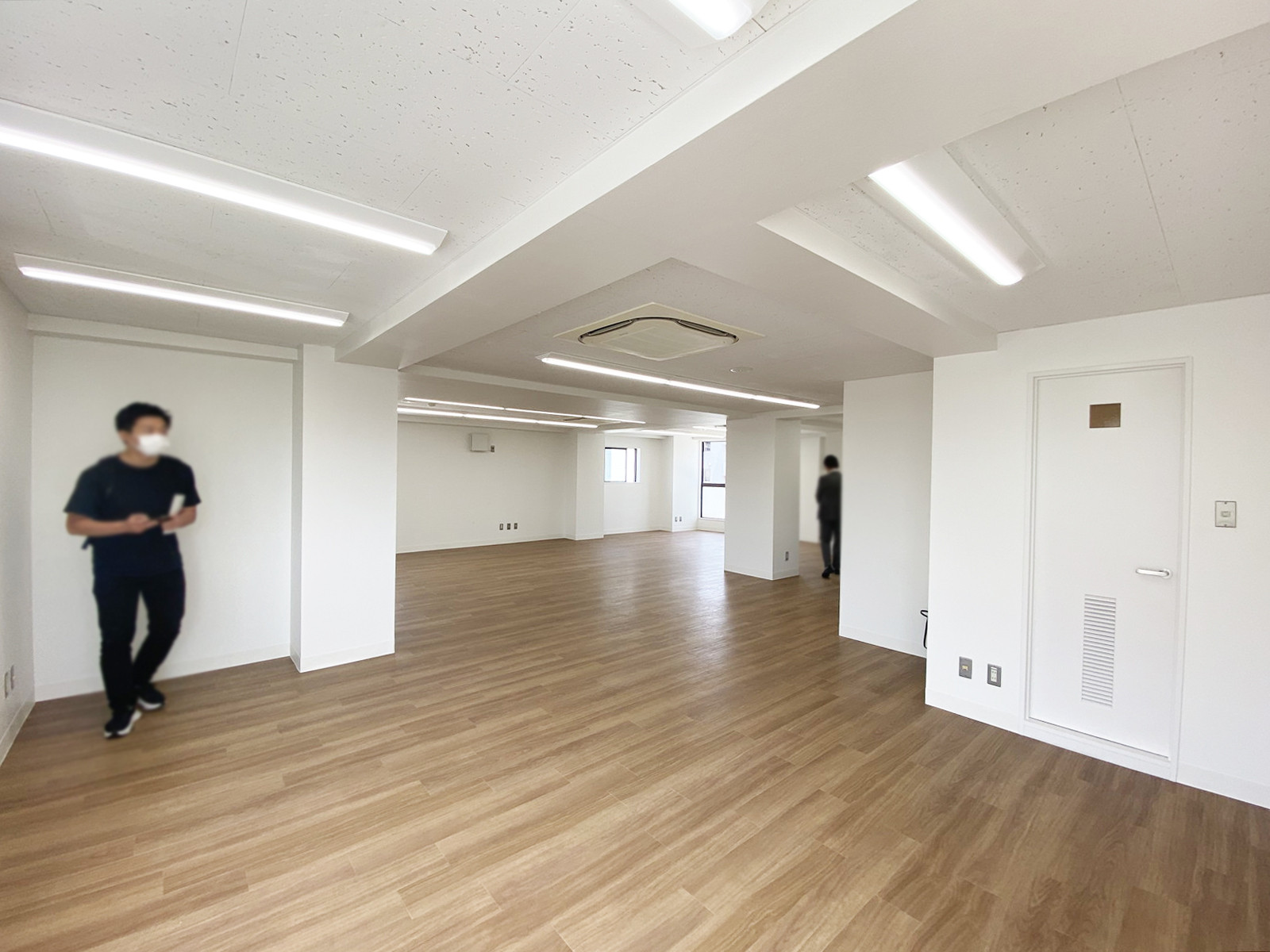 貸室奥側から見た室内