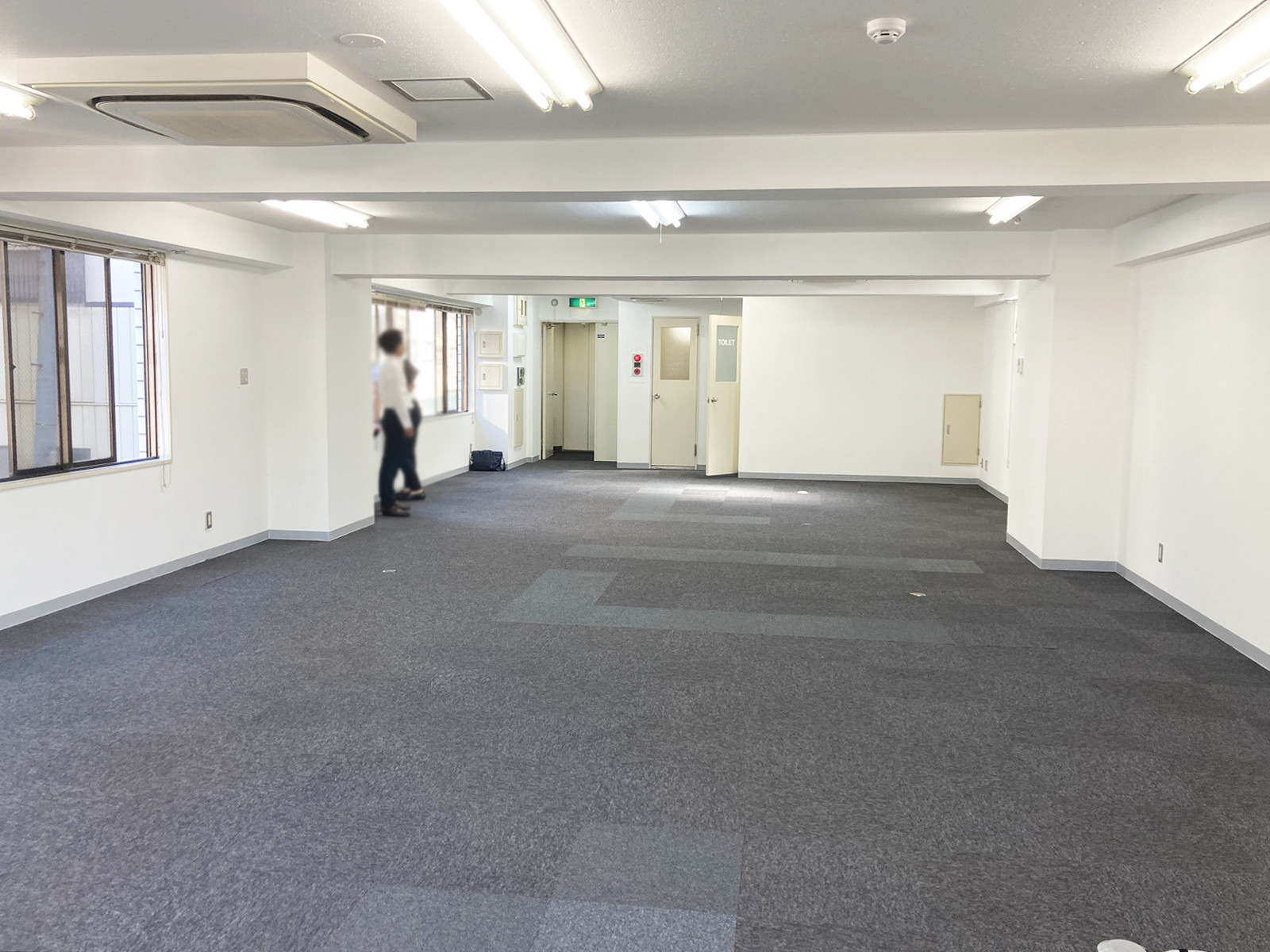 貸室奥側から見た室内