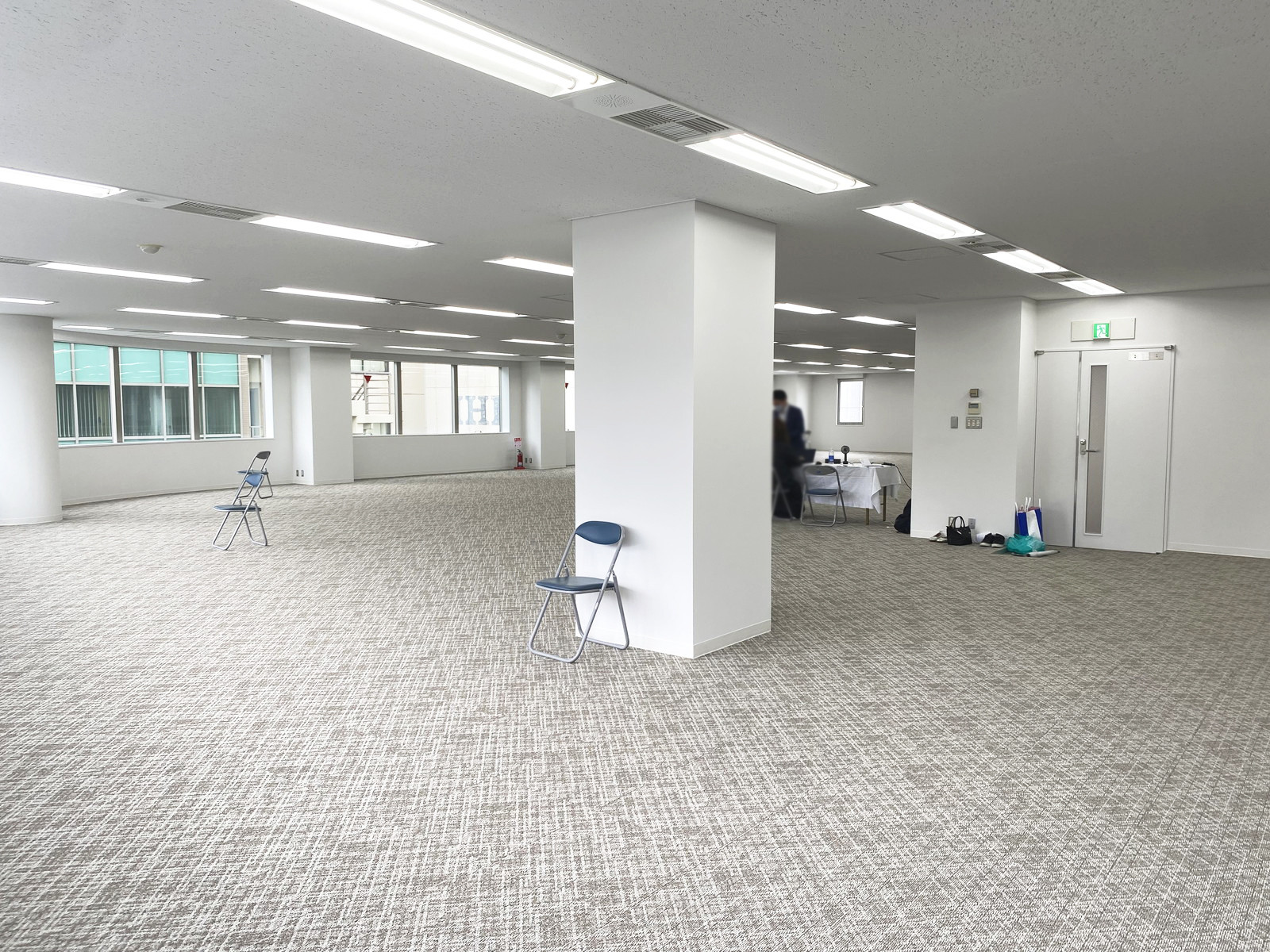 貸室奥側から見た室内