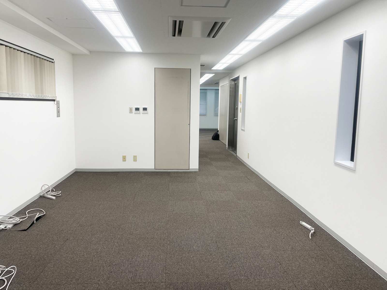 貸室奥側から見た室内