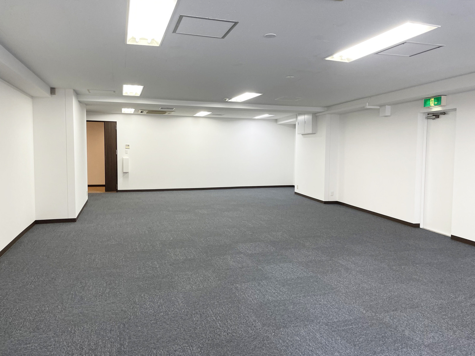 貸室奥側から見た室内