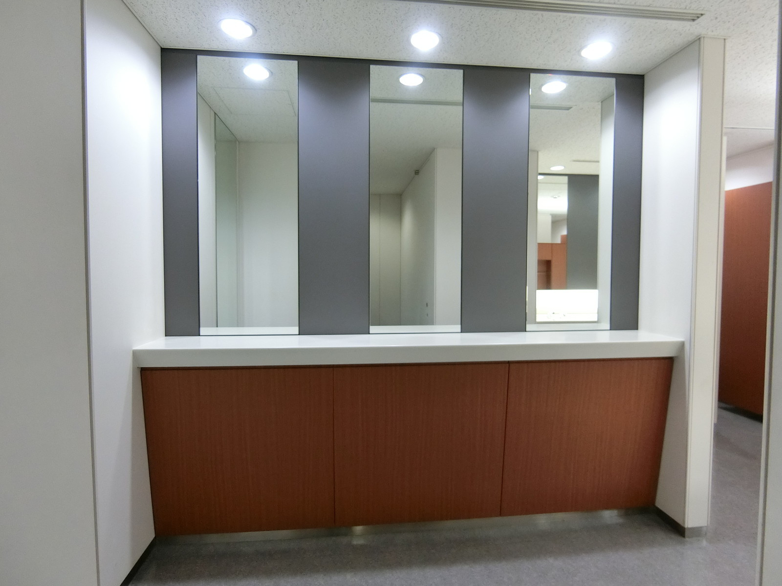 女性用トイレのパウダースペース