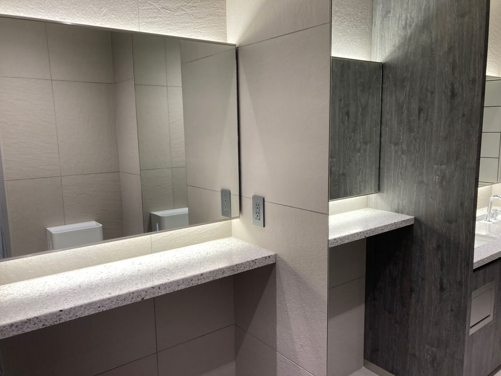 女性用トイレのパウダースペース