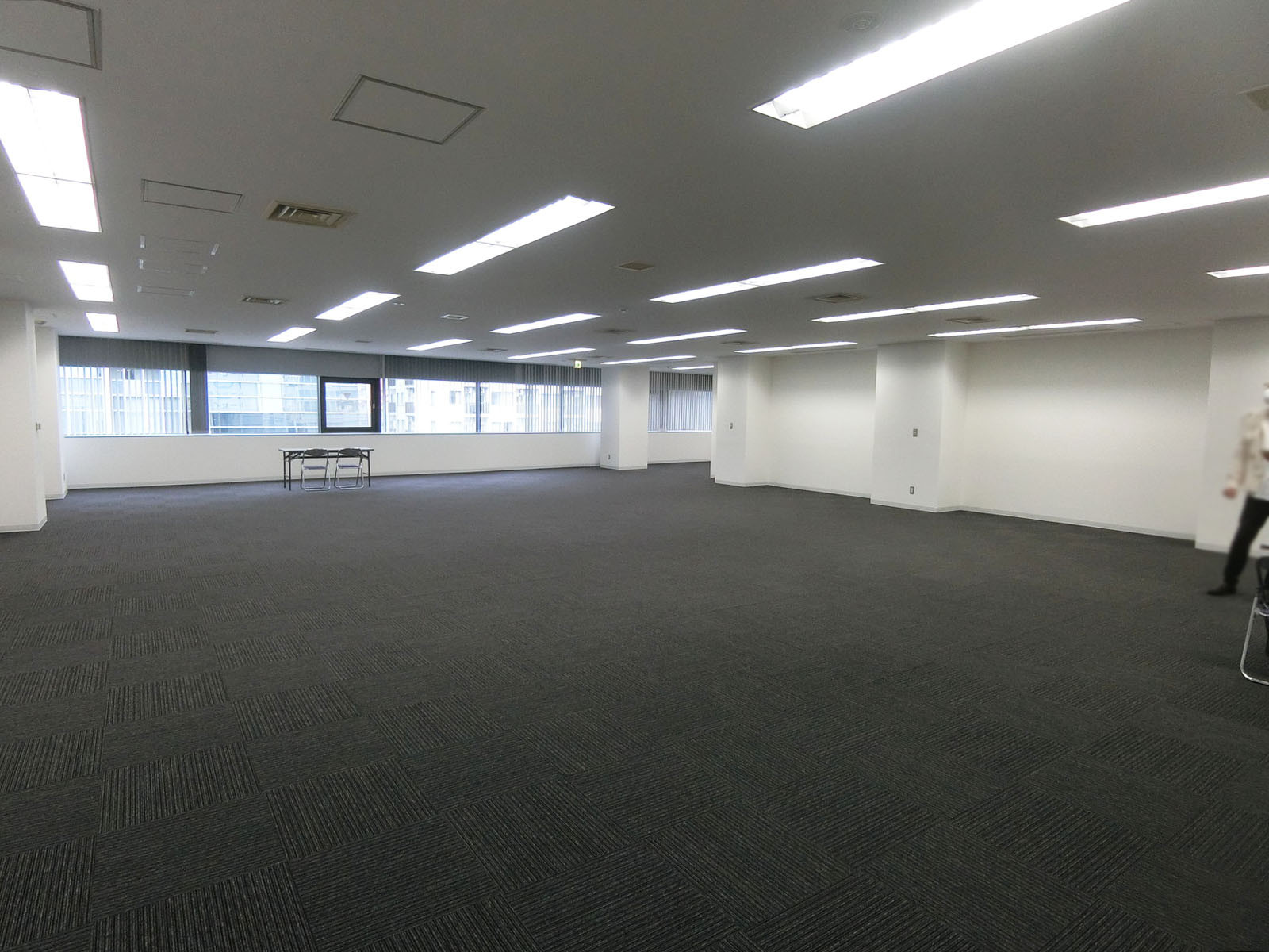 貸室奥側から見た室内
