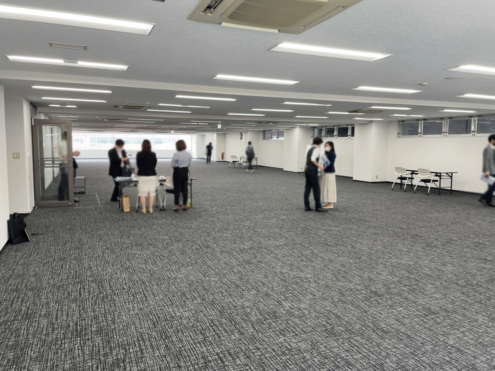 貸室奥側から見た室内
