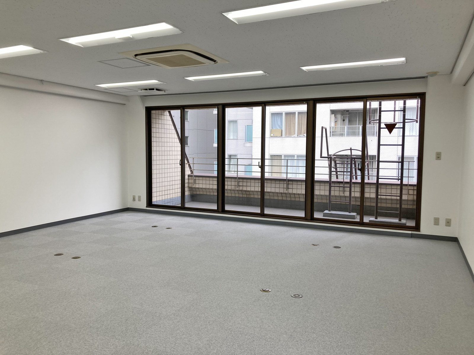 オフィス室内参考画像