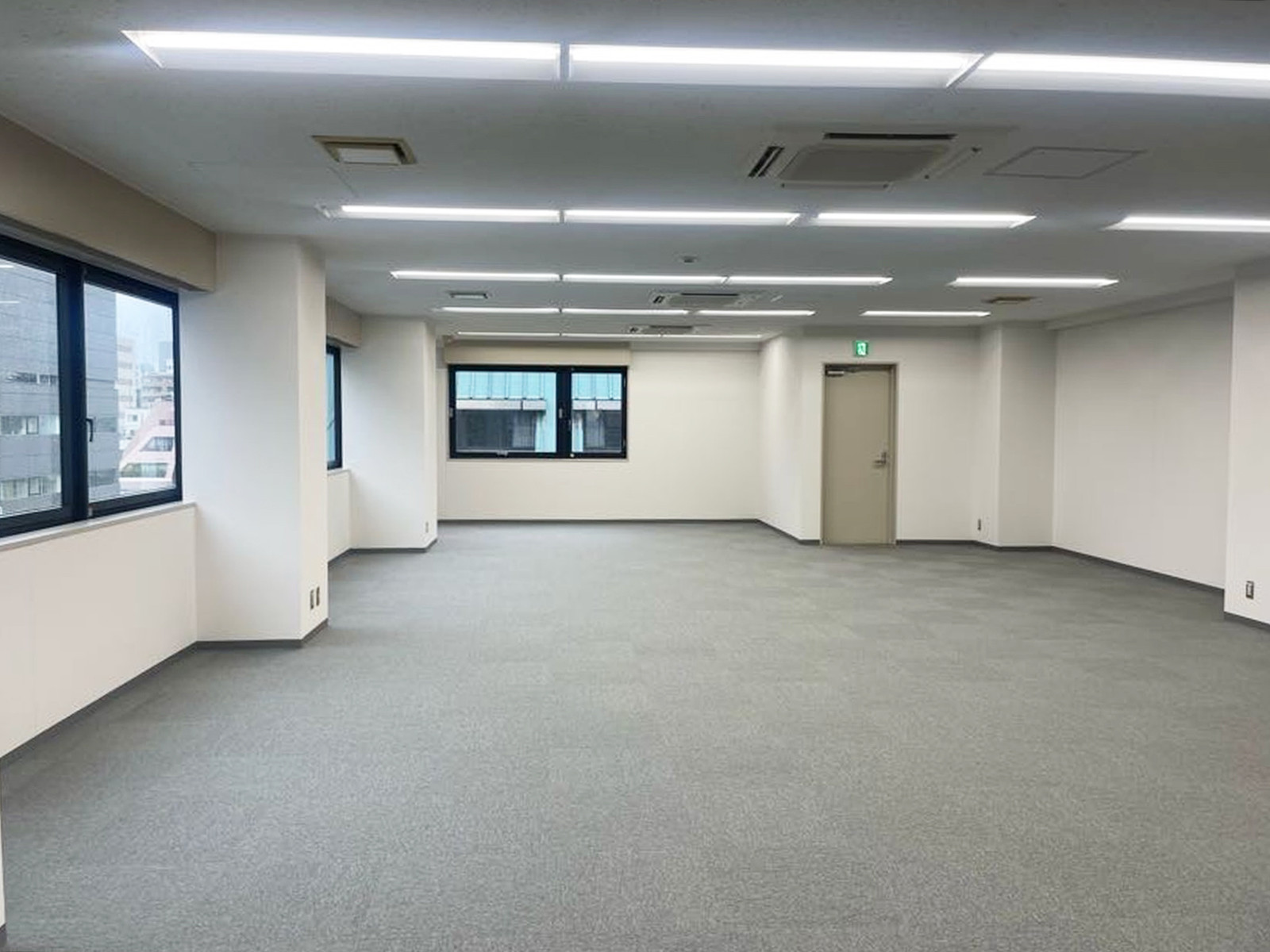 貸室奥側から見た室内