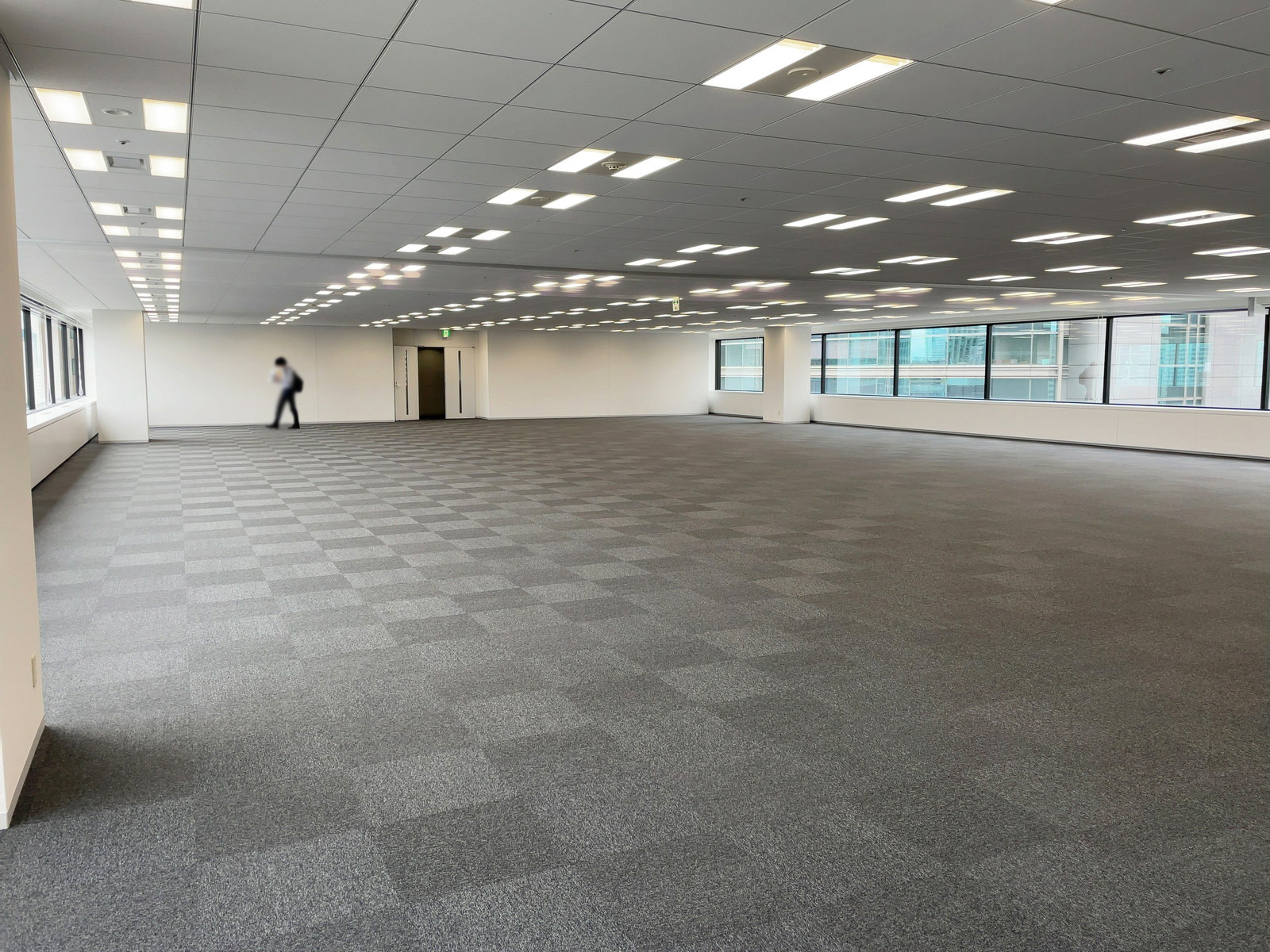 貸室奥側から見た室内