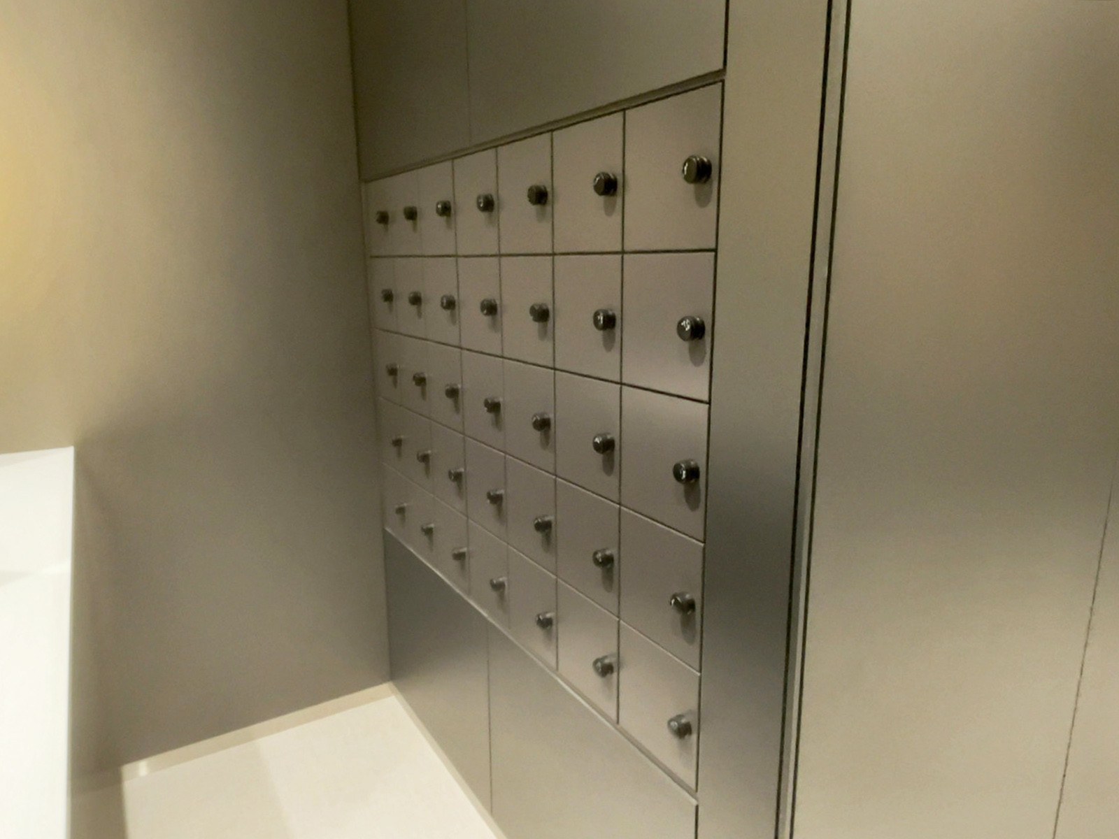 女性トイレの収納棚