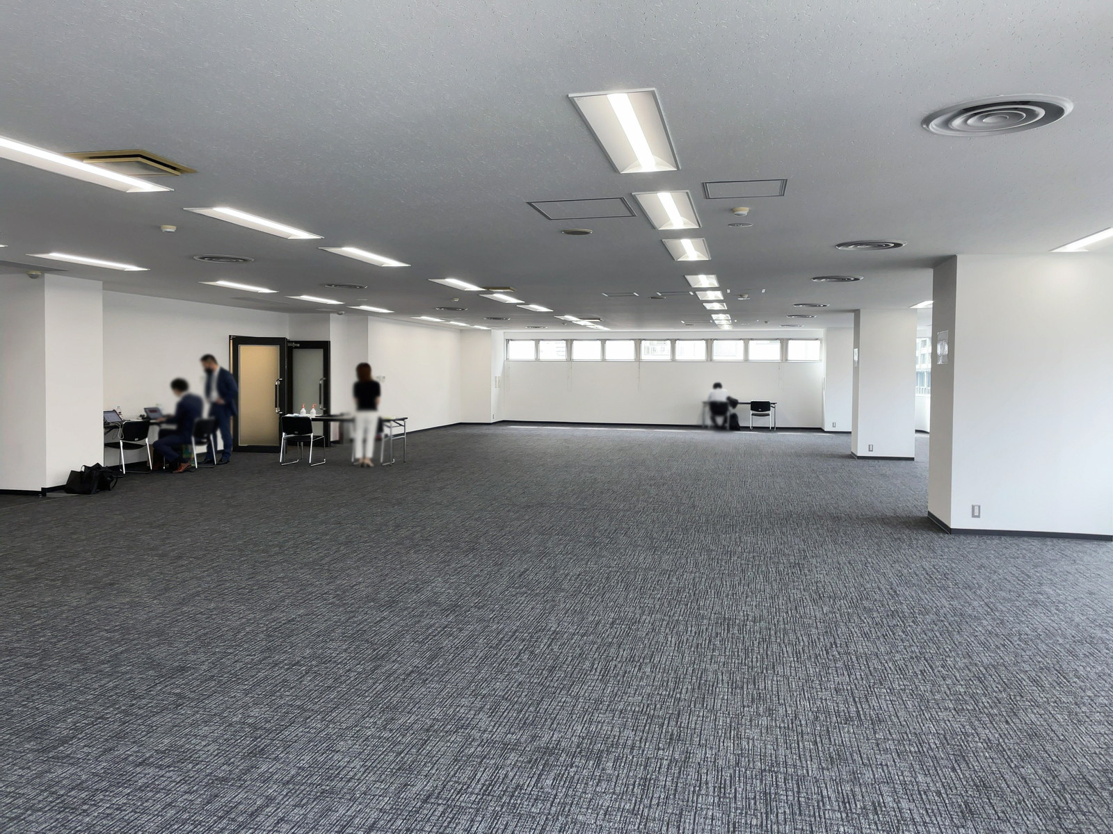 貸室奥側から見た室内