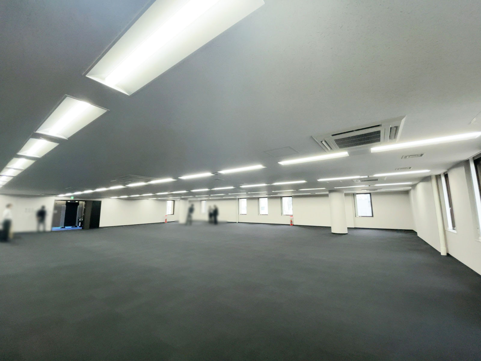 シンプルな室内