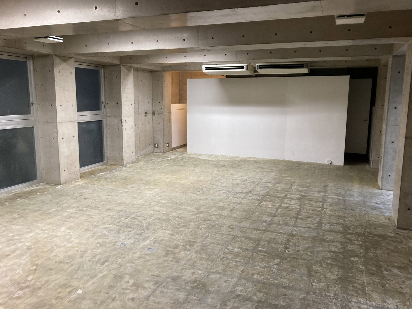 貸室奥側から見た室内